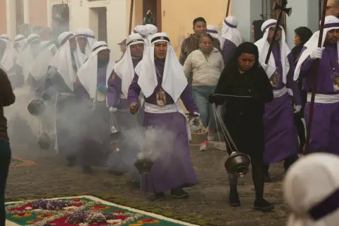 Quinto fin de semana de Cuaresma: incienso y alfombras en la ciudad