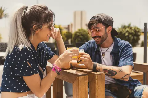 Charlas y chelas: El plan chilero de la Alianza Francesa para practicar idiomas