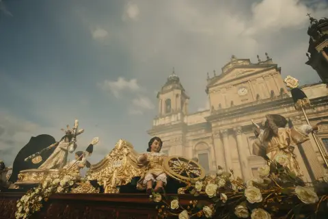 La guía definitiva para sobrevivir y disfrutar las procesiones en la capital