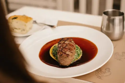 Gonzo Jiménez de Netflix trae una cena a base de cacao a Antigua