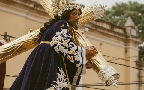 Hilos de fe: el arte y la paciencia detrás del bordado de Semana Santa
