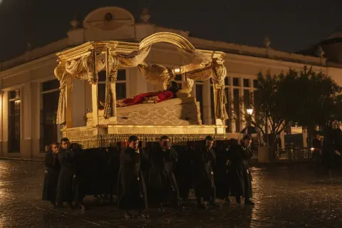 El fervor bajo el agua: el Cristo Yacente de El Calvario lo volvió a hacer