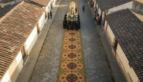 Entre aserrín e incienso: así vivimos el Viernes Santo más chilero