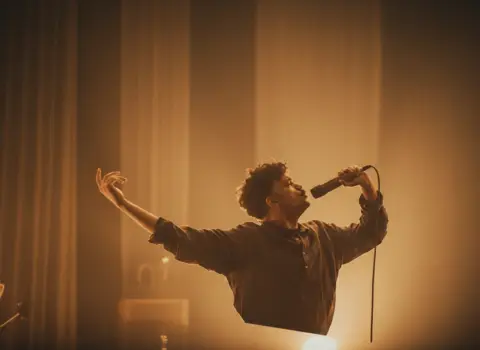 Alex Ferreira llega a Alianza Francesa: el indie folk que te llega al alma