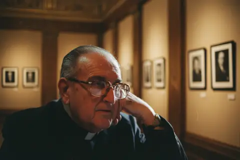 Memoria viva: Exposición fotográfica rinde homenaje a Monseñor Gerardi