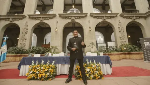Álvaro Aguilar lanza "Manual de un rockero" en el Palacio Nacional