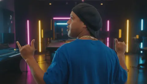 De Guate para el mundo: Fer Villanueva en el nuevo disco de Ronaldinho