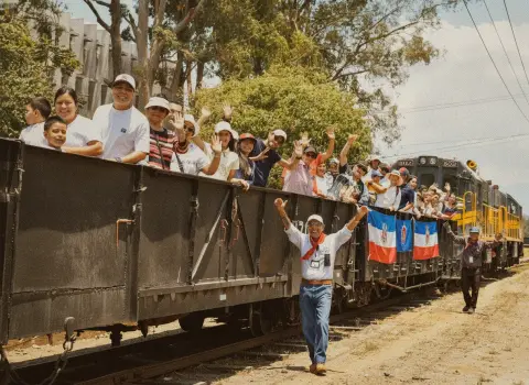 Trenes y futbol: El plan chilero para celebrar a papá en Zona 1