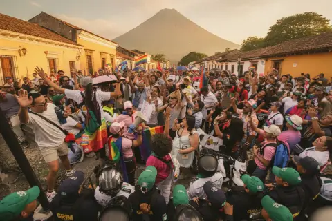 La Marcha de la Diversidad pinta de colores las calles de Antigua