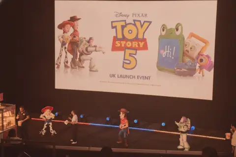 ¡Nostalgia pura! Toy Story 5 ya está en los cines y la está rompiendo