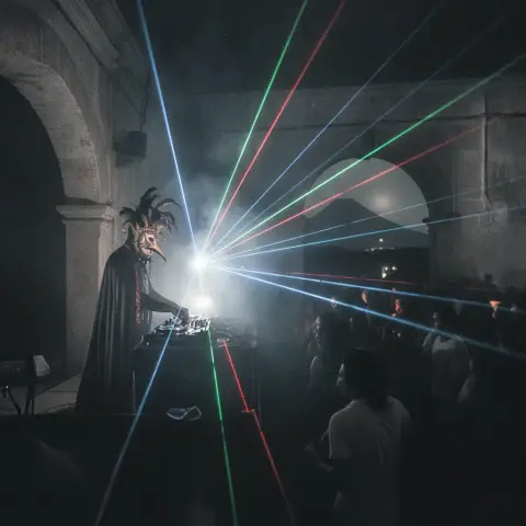 El maestro del High-Tech Minimal: Boris Brejcha confirma toque en Guate
